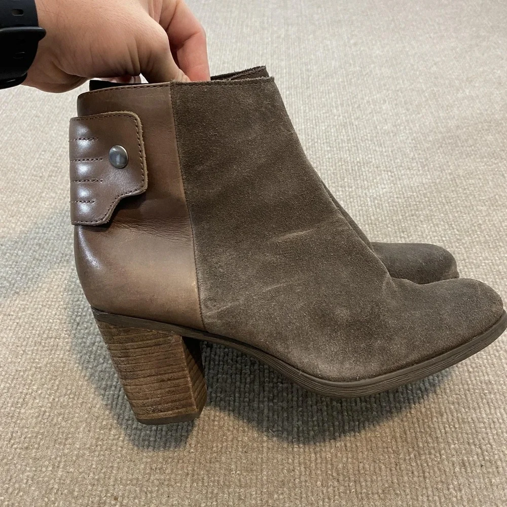 Clarks Booties Womens Size 8.5 Brown Suede Ankle Zip Block‎ Heel 26110635M